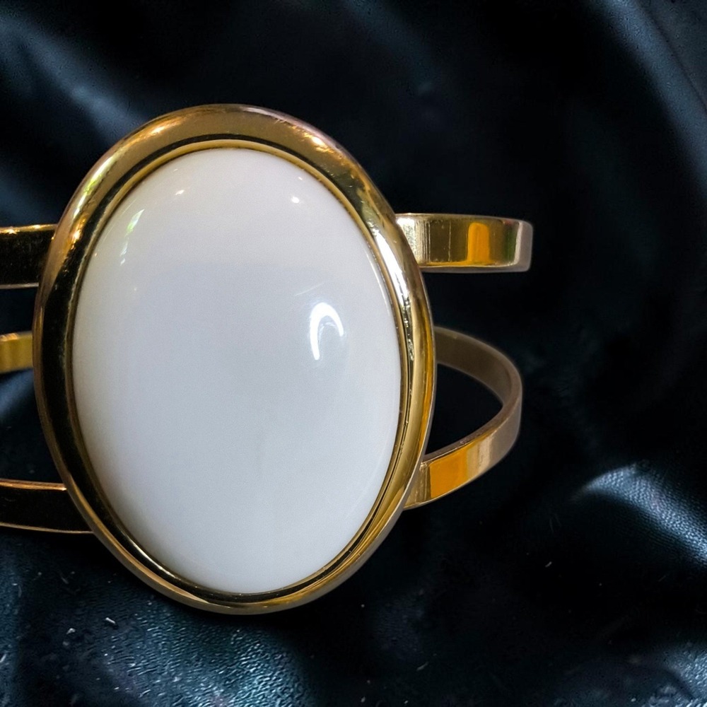 Vintage Avon White Cabochon Gold Tone Open Cuff Bracelet - Picture 5 of 6